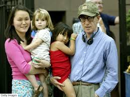 Hace a&ntilde;os, Woody Allen y Soon Yi con sus hijas 